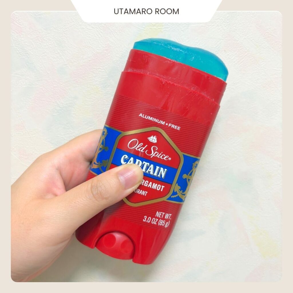 オールドスパイス キャプテン ベルガモットのデオドラント本体を手に持ったところ。ラベルの上に ALUMINUM FREE と印字されている。容量は3.0oz（85g）